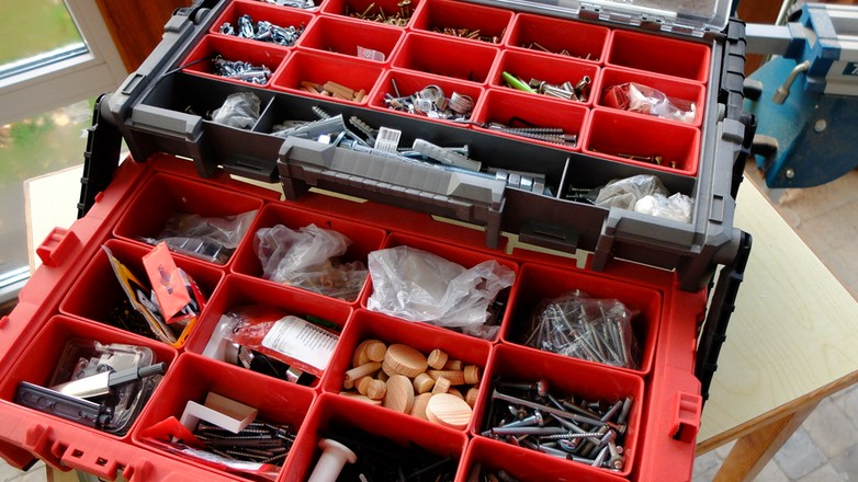 Organizer na śrubki – wygodny, bo z dużą liczbą wyjmowanych pojemników. Dodatkowa funkcja: niedomknięty a podniesiony za rączkę nie otworzy się.