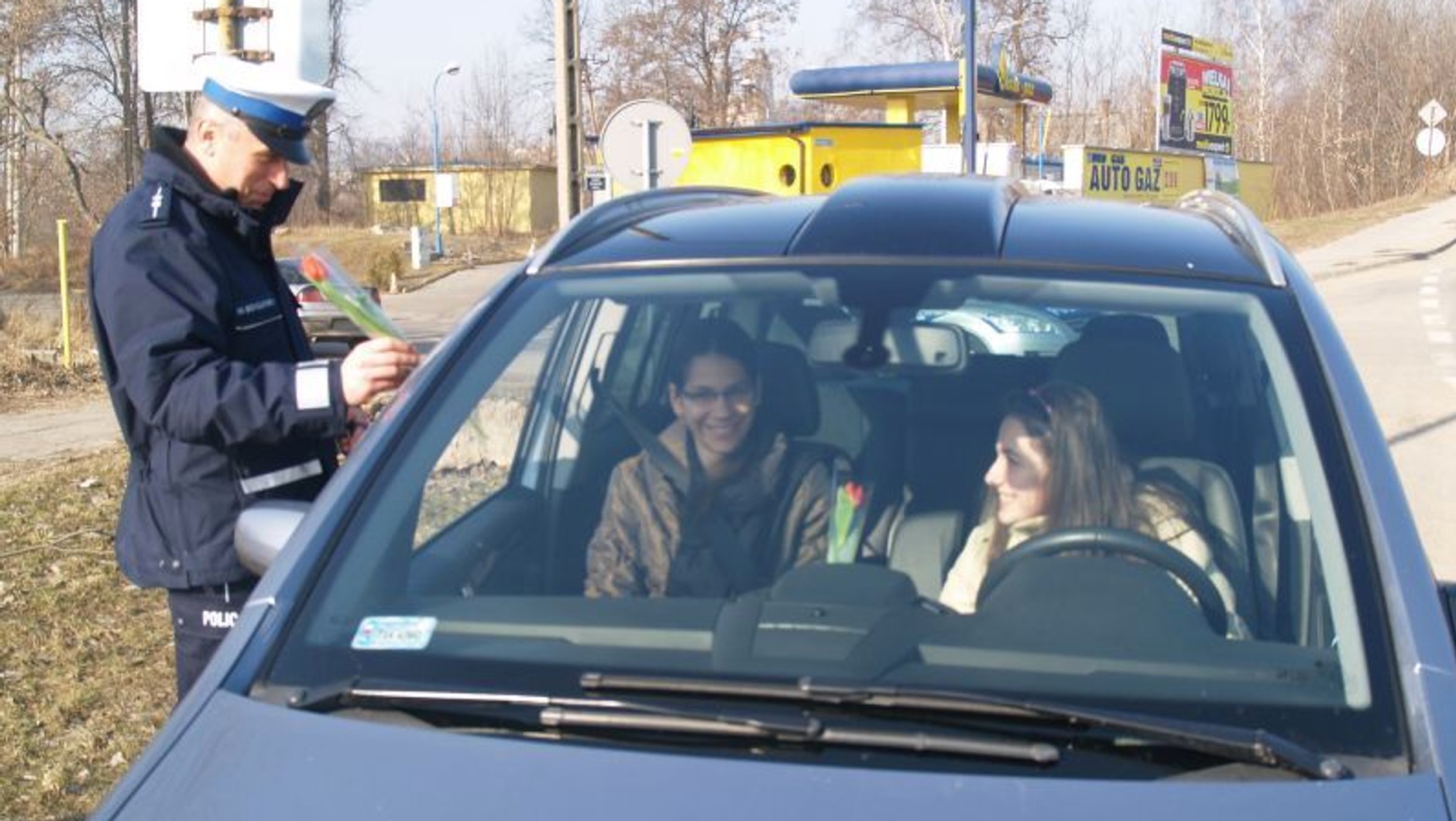 Policja rozdawała kwiatki