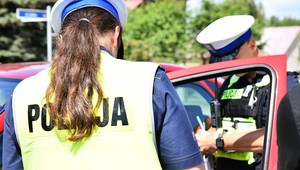 Policjanci z ukrycia patrzą na linię P-12. Kierowcy dostają po osiem pkt i 300 zł