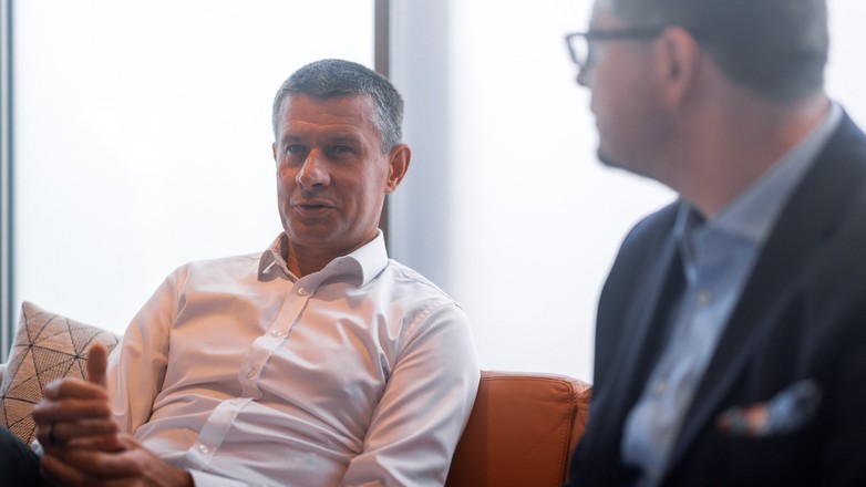 Arkadiusz Nowiński, prezes Volvo Cars Europe, podczas wywiadu w Warszawie w 2024 r.