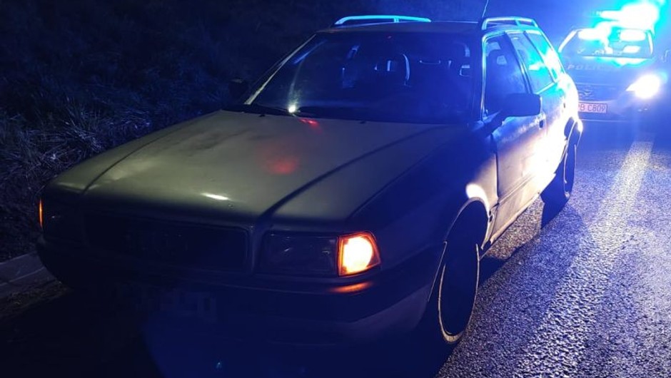 Pijana kierowca z trzema zakazami prowadzenia pojazdów zahaczyła o auto i uciekła