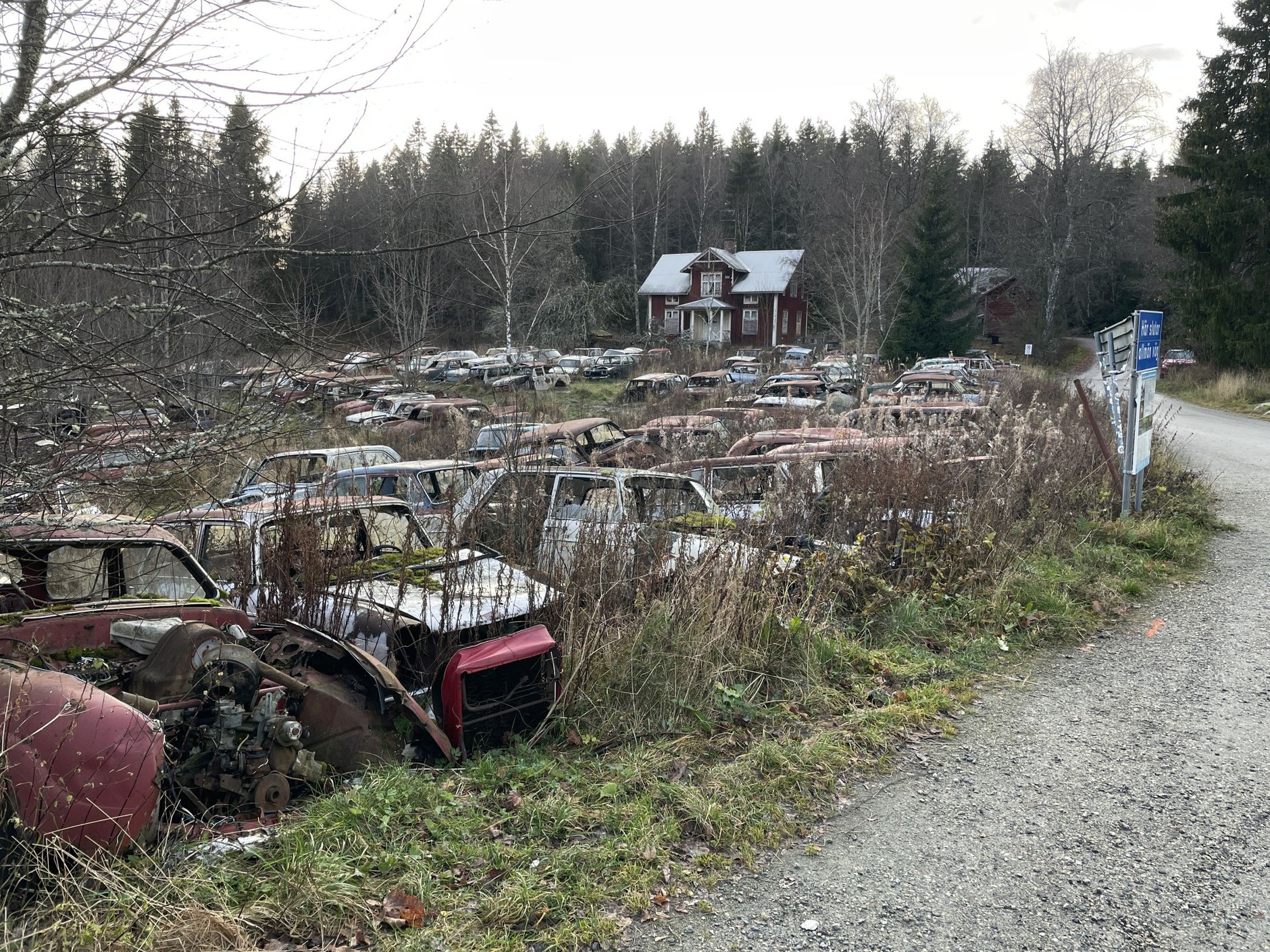 Cmentarzysko samochodów w Bastnas w Szwecji