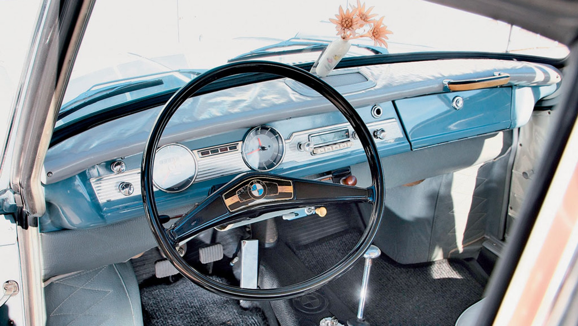 Płasko położoną kierownicę BMW odziedziczyło po Borgwardzie, który stosował taką od Arabelli po Lloyda od 1959 r. Włącznik migaczy jest po prawej stronie kolumny kierowniczej.