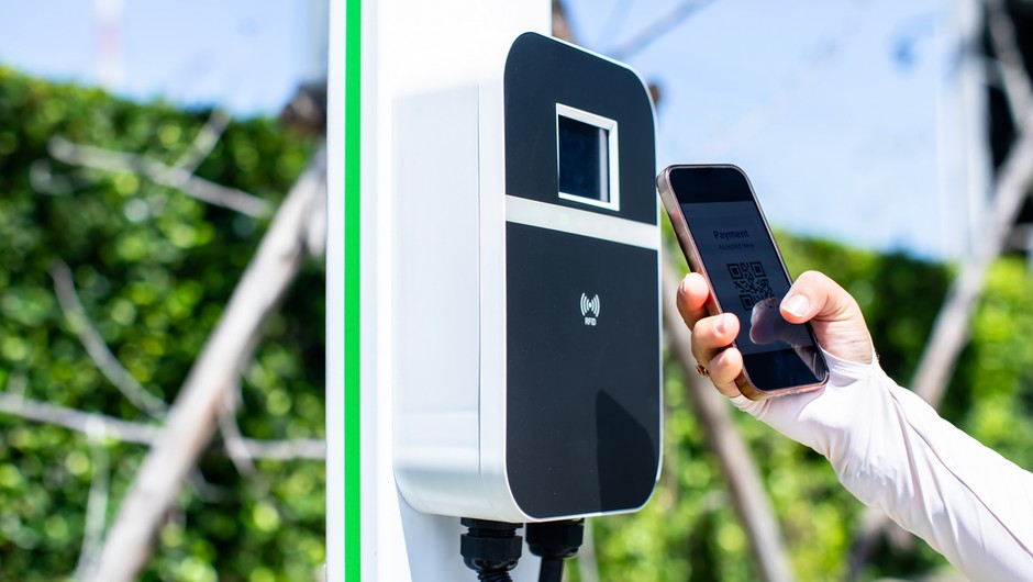 W kierowców samochodów elektrycznych "wycelowano" nową broń. Tak oszukują na ładowarkach