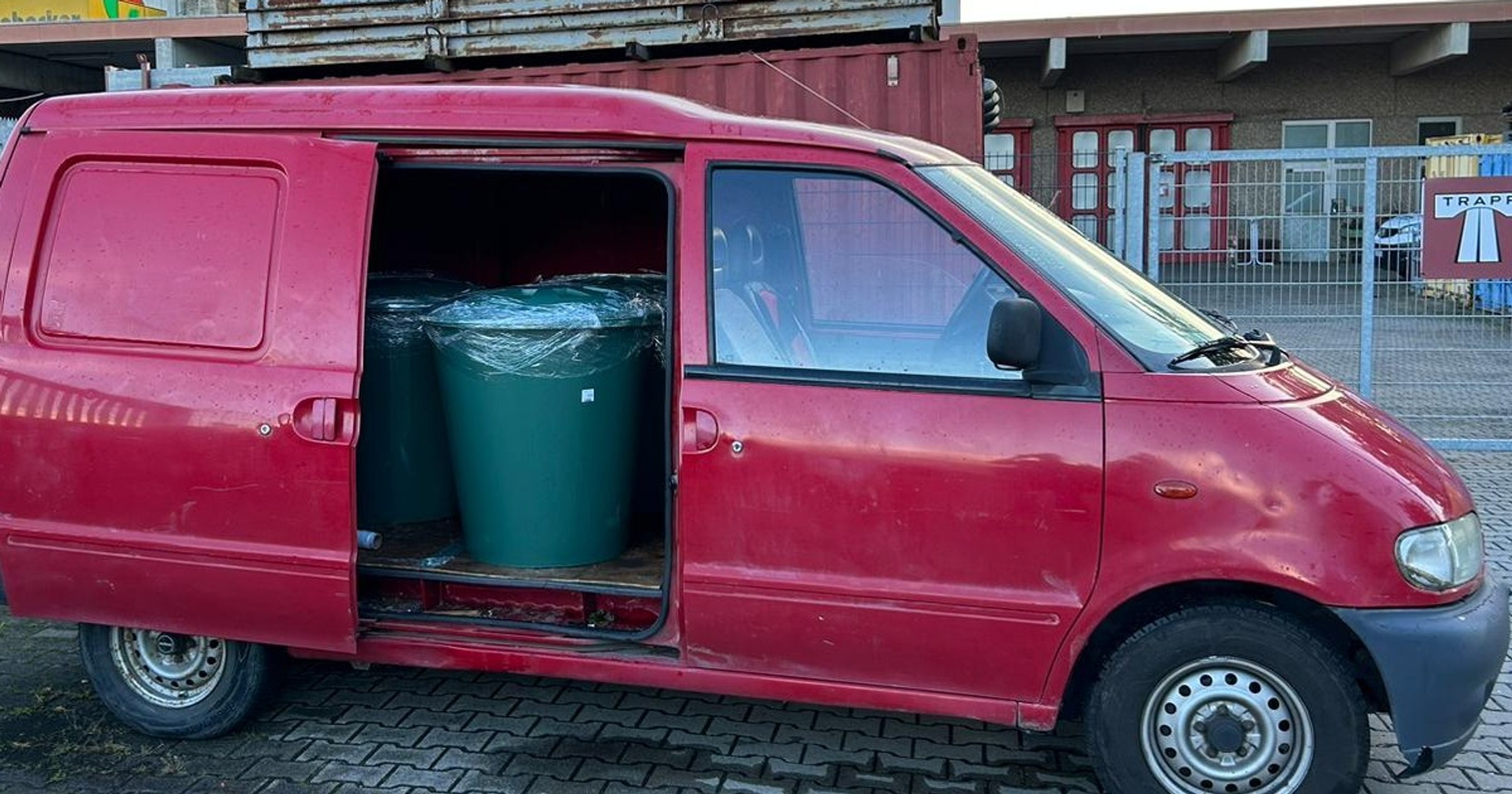 Kierowca Nissana Vanette zatankował do beczek ponad 500 l paliwa