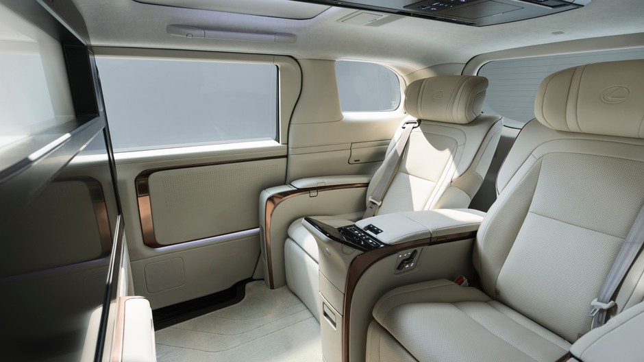 Lexus LM 350h. Ekskluzywny van z Azji debiutuje w Europie