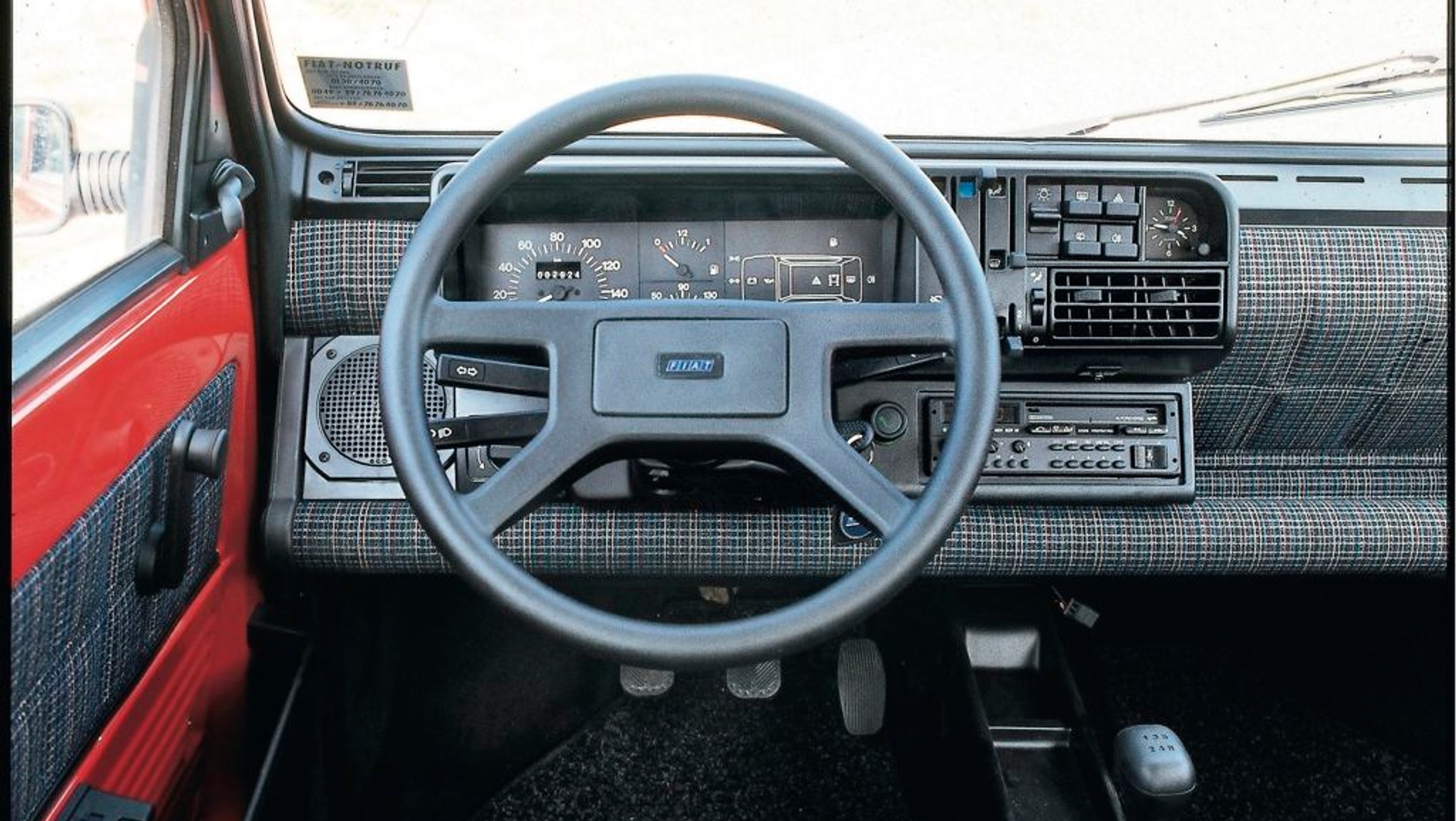 Wnętrze pierwszej generacji modelu Fiat Panda (po liftingu). Skromne, ale praktyczne. 