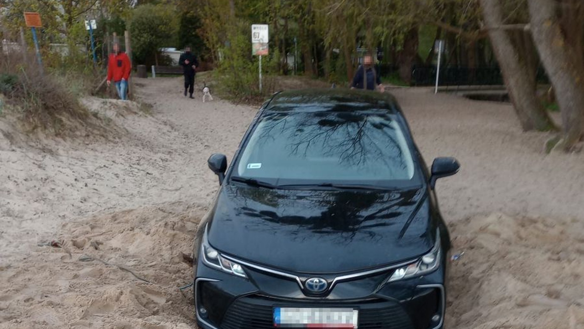 Wjechał samochodem na plażę