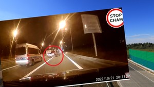 "Policyjny szeryf" na zjeździe z autostrady. Absurdalne nagranie błyskawicznie obiegło sieć
