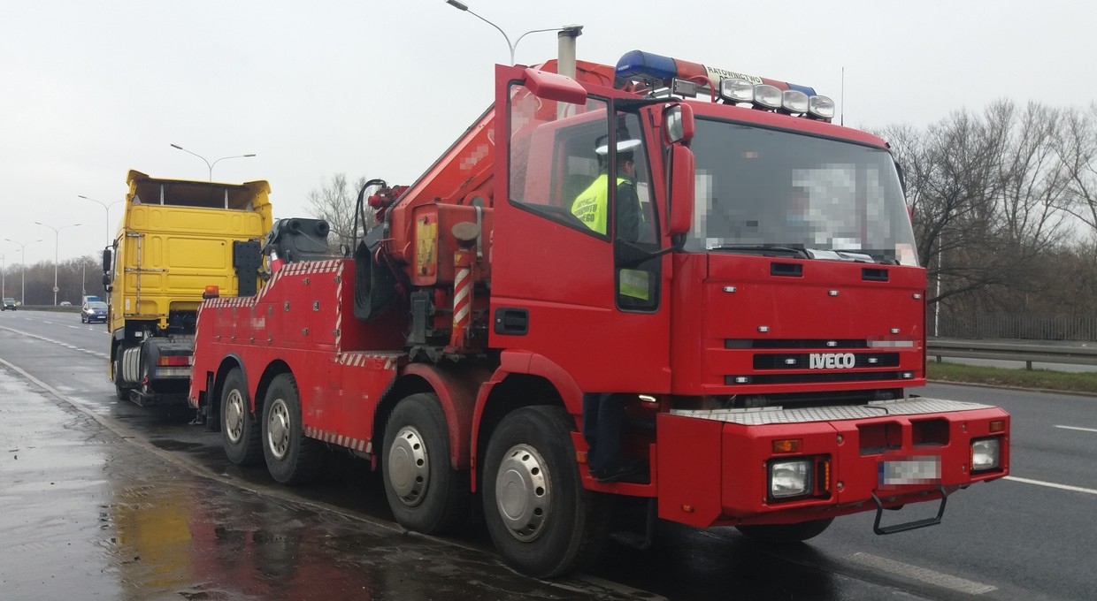 Holował ciągnik siodłowy, jadąc prawie 80 km/h w mieście