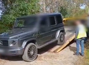Mercedes z Niemiec porzucony pod lasem. Policjanci już wcześniej go namierzyli