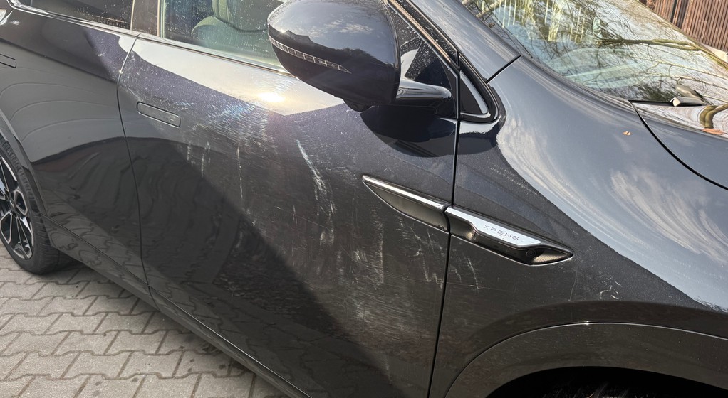 Czarny samochód, który często odwiedza  myjnię samochodową, tak może wyglądać po kilku miesiącach