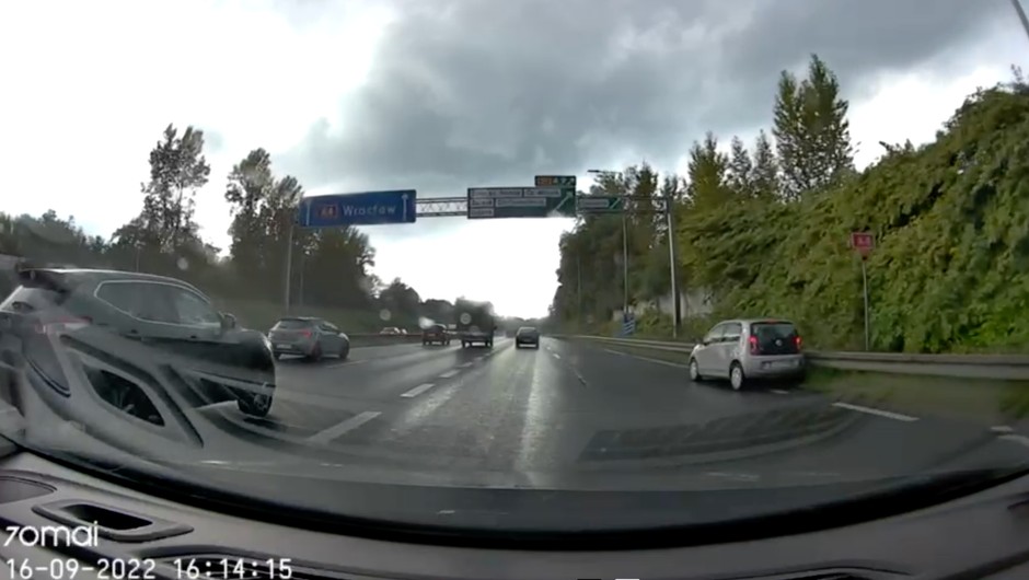 Kierowca ciężarówki z naczepą zepchnął na bariery energochłonne kierującą osobowym Volkswagenem