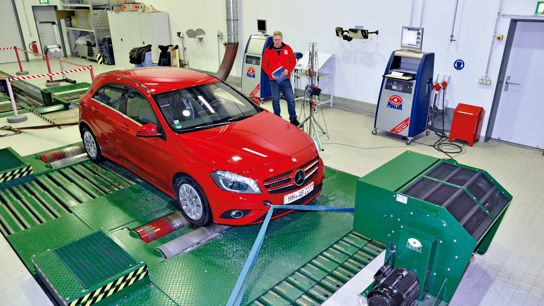 Mercedes klasy A (A180) został poddany na początku testu dokładnym badaniom w ośrodku DEKRY.