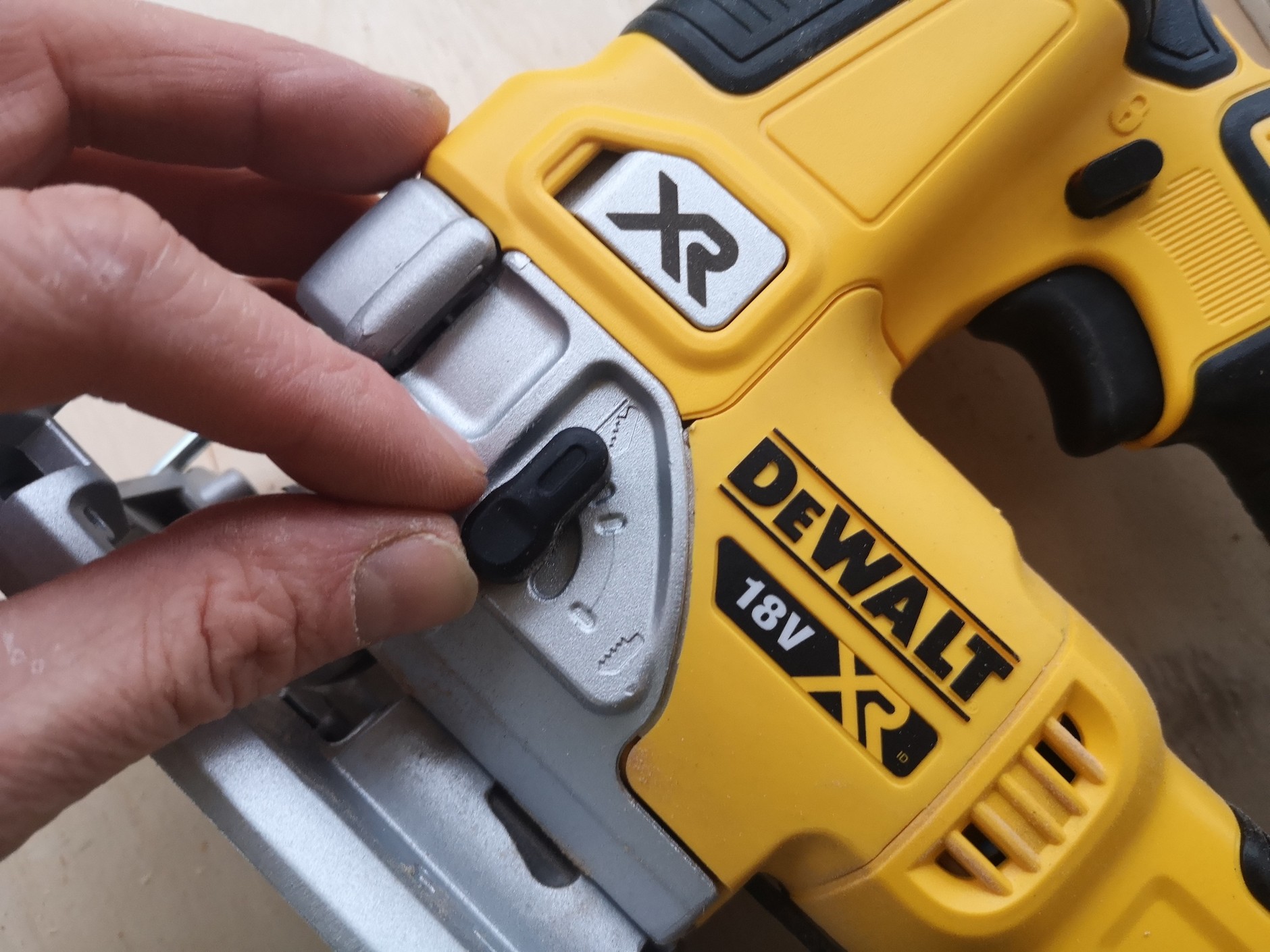 Regulacja ruchu orbitalnego ostrza – przyspiesza pracę, ale pogarsza jakość cięcia