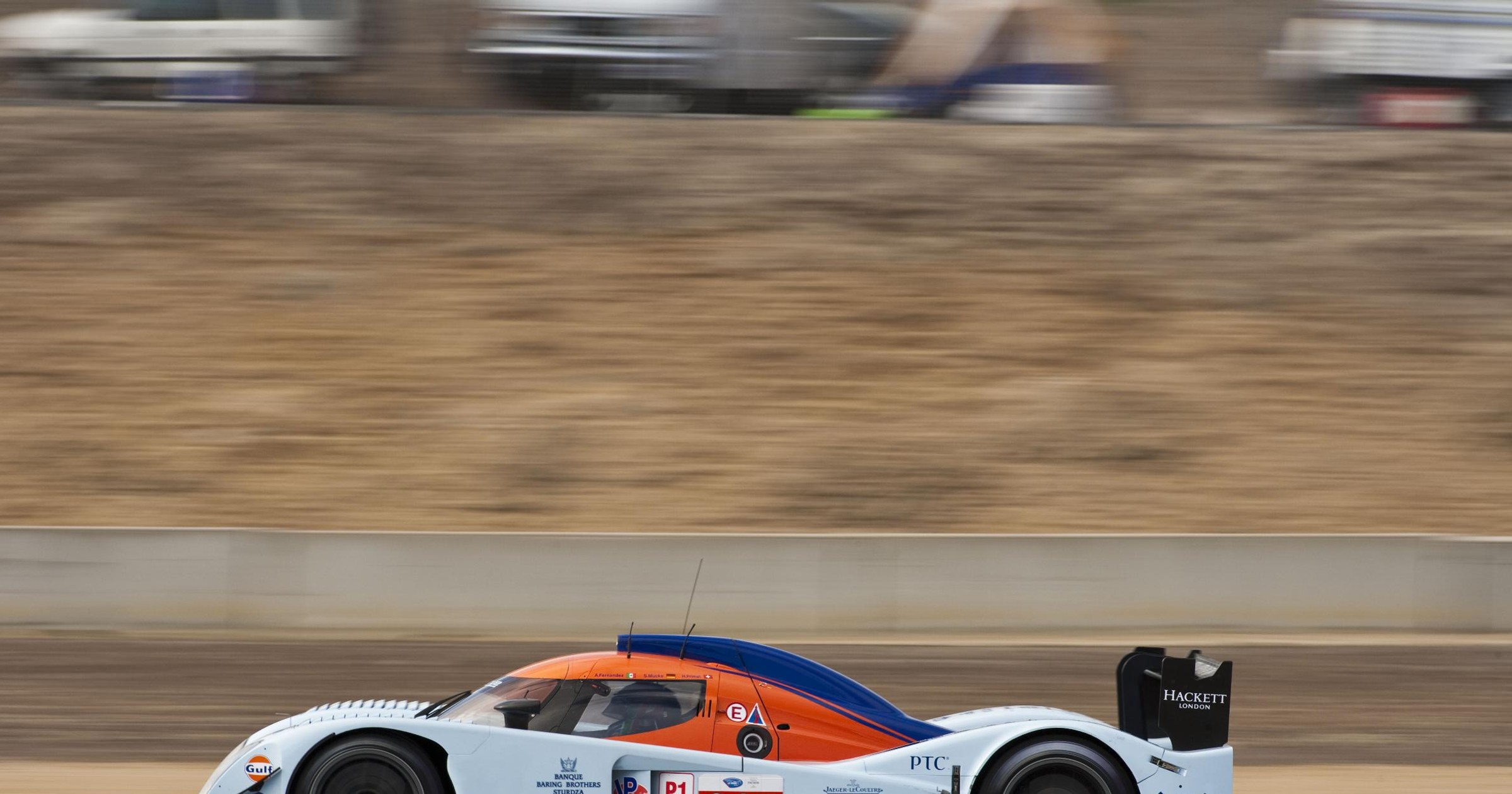 Aston Martin na torze Laguna Seca