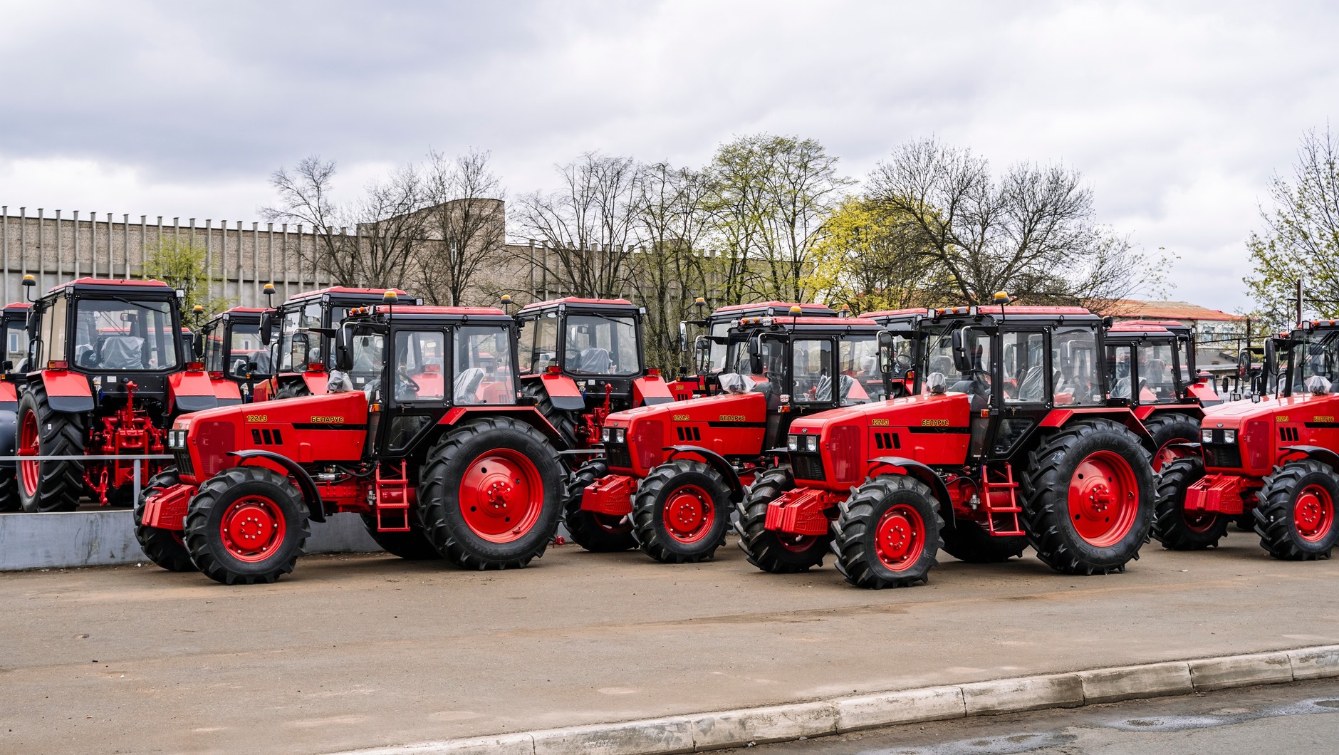 Traktory MTZ Belarus - masowy import "nowych-używanych" maszyn z pominięciem europejskich wymogów skłonił rząd do pracy nad zaostrzeniem przepisów. Domagają się też tego unijne instytucje