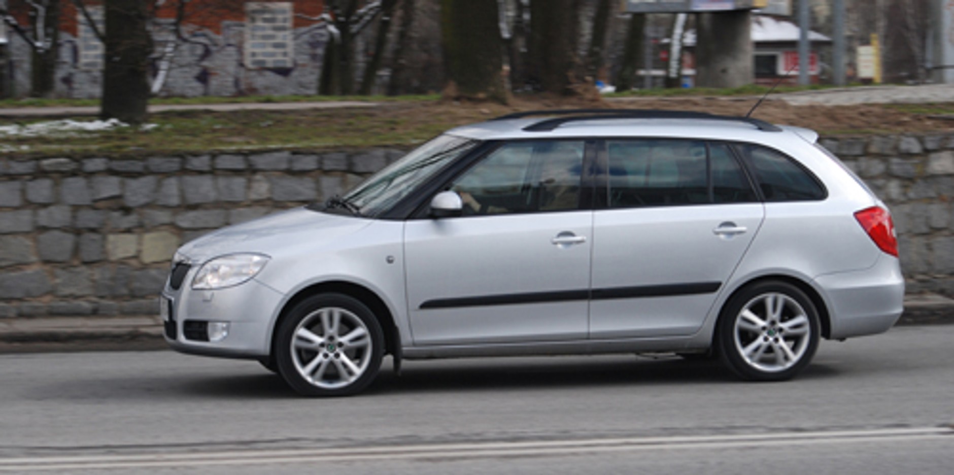 Renault, Skoda i Peugeot - Małe kombi czy duży hatchback? Które auto warto wybrać?