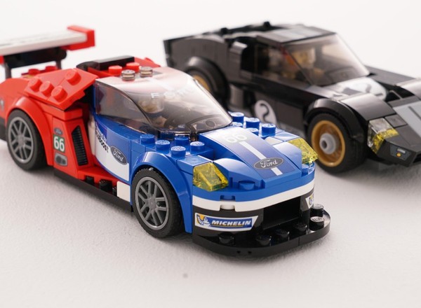 Wyścigowe Fordy z klocków LEGO