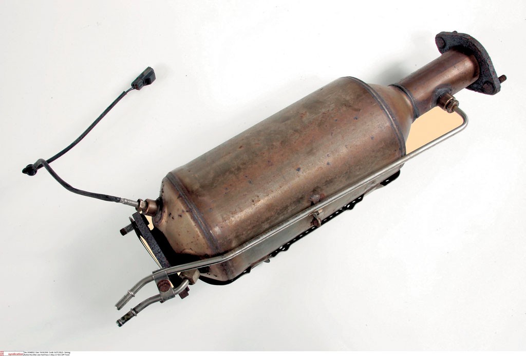 Filtr cząstek stałych to zmora właścicieli aut z nowoczesnymi dieslami. Element ten sprawia, że takie samochody nie nadają się do typowo miejskiej jazdy – w takich warunkach filtr szybko się zapycha i dochodzi do rozrzedzenia oleju, gdy nie zostanie dokończona procedura wypalania.