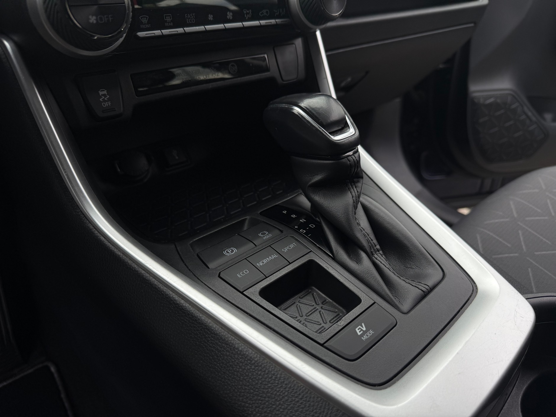 Toyota RAV4 z 2020 r. za 115 tys. 900 zł