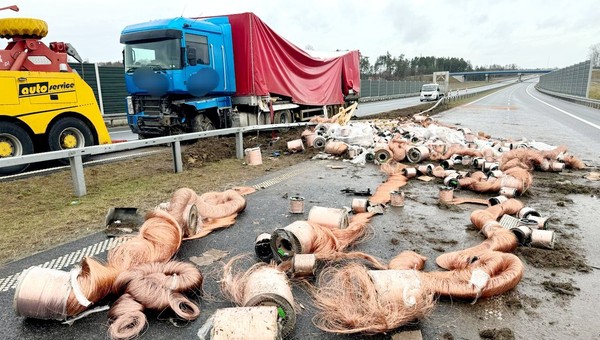 Ciężarówka tak rąbnęła w bariery, że aż szpule wypadły na drogę. Ekspresówka zablokowana