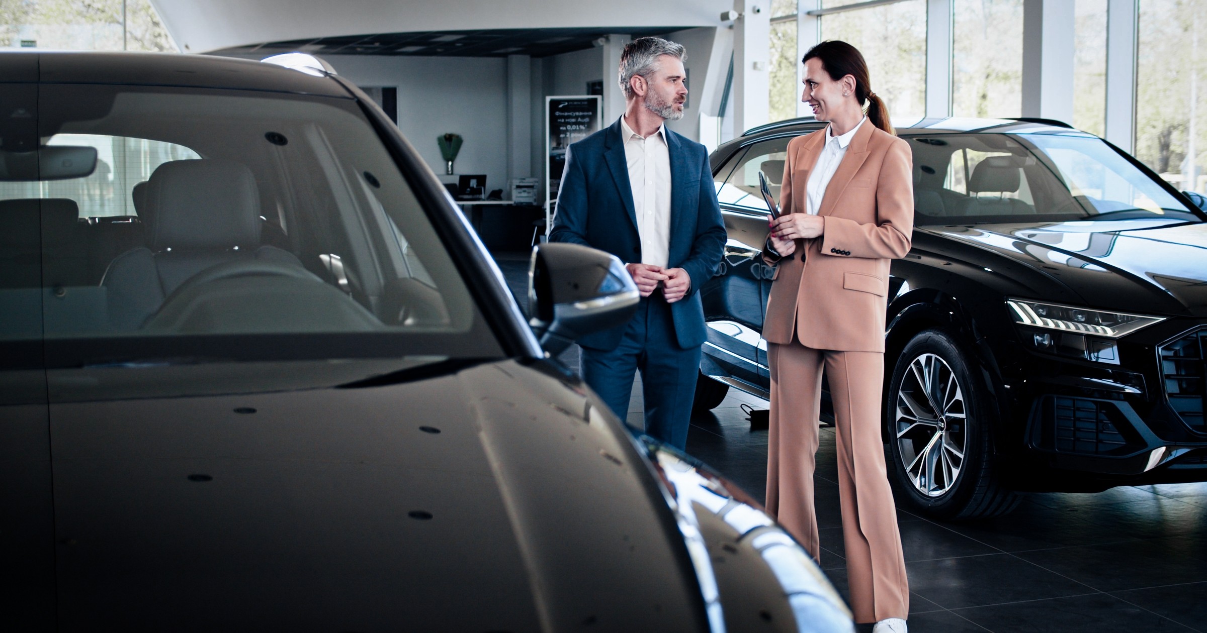 Salon samochodowy – zdjęcie ilustracyjne