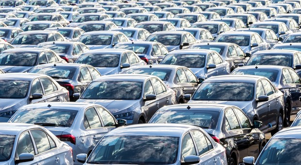 Polacy ruszyli do salonów po nowe samochody. Głównie po hybrydy i... auta elektryczne