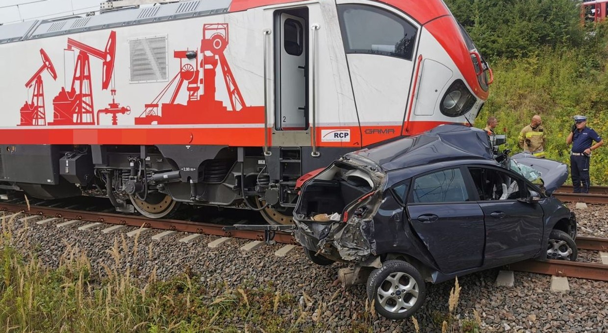 Przerażający wypadek w Lublinie. Lokomotywa zgniotła małego Forda jak puszkę