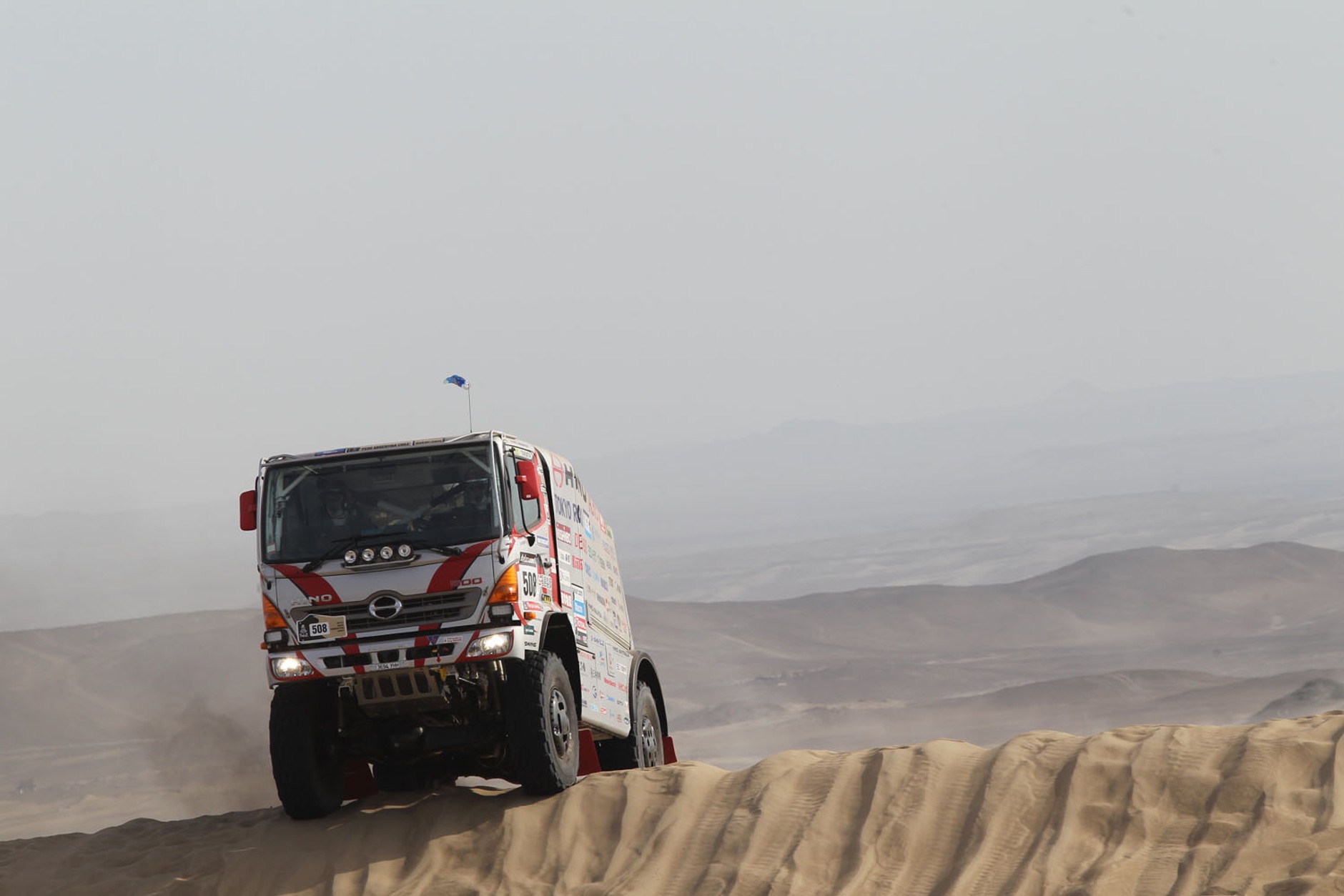 Dakar 2013: Hołowczyc zawiedziony, Sainz utknął na wydmach (2. etap, wyniki, galeria)
