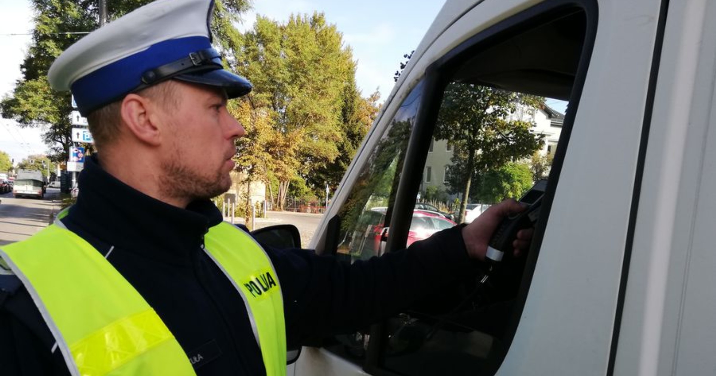 Rutynowa kontrola drogowa prowadzona przez policjanta