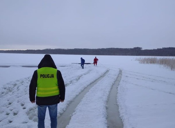 Wjechał autem na zamarznięte jezioro - i tyle go widzieli
