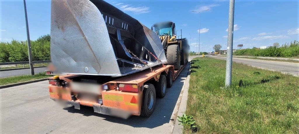Kontrola nienormatywnego zestawu ciężarowego z przewożoną koparką i odczepioną łyżką do maszyny. Gabaryt, bez właściwego zezwolenia, zatrzymali do kontroli funkcjonariusze mazowieckiej Inspekcji Transportu Drogowego na krajowej „dziewiątce” – ulicy Stanisława Żółkiewskiego w Radomiu. Zestaw wraz z ładunkiem podzielnym ważył 58 t przy dopuszczalnych 40 t.