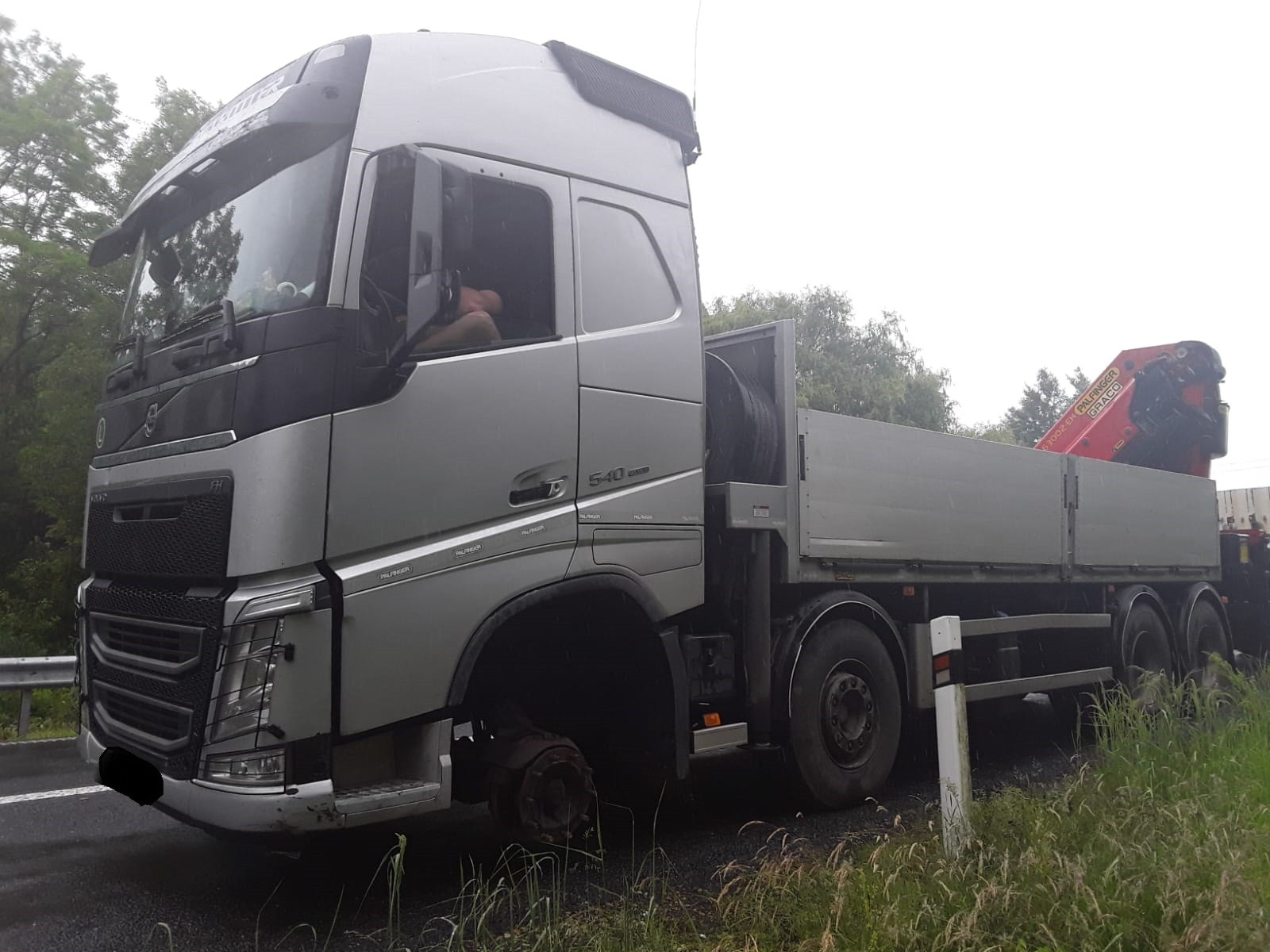 Jechał ciężarówką bez przedniego koła