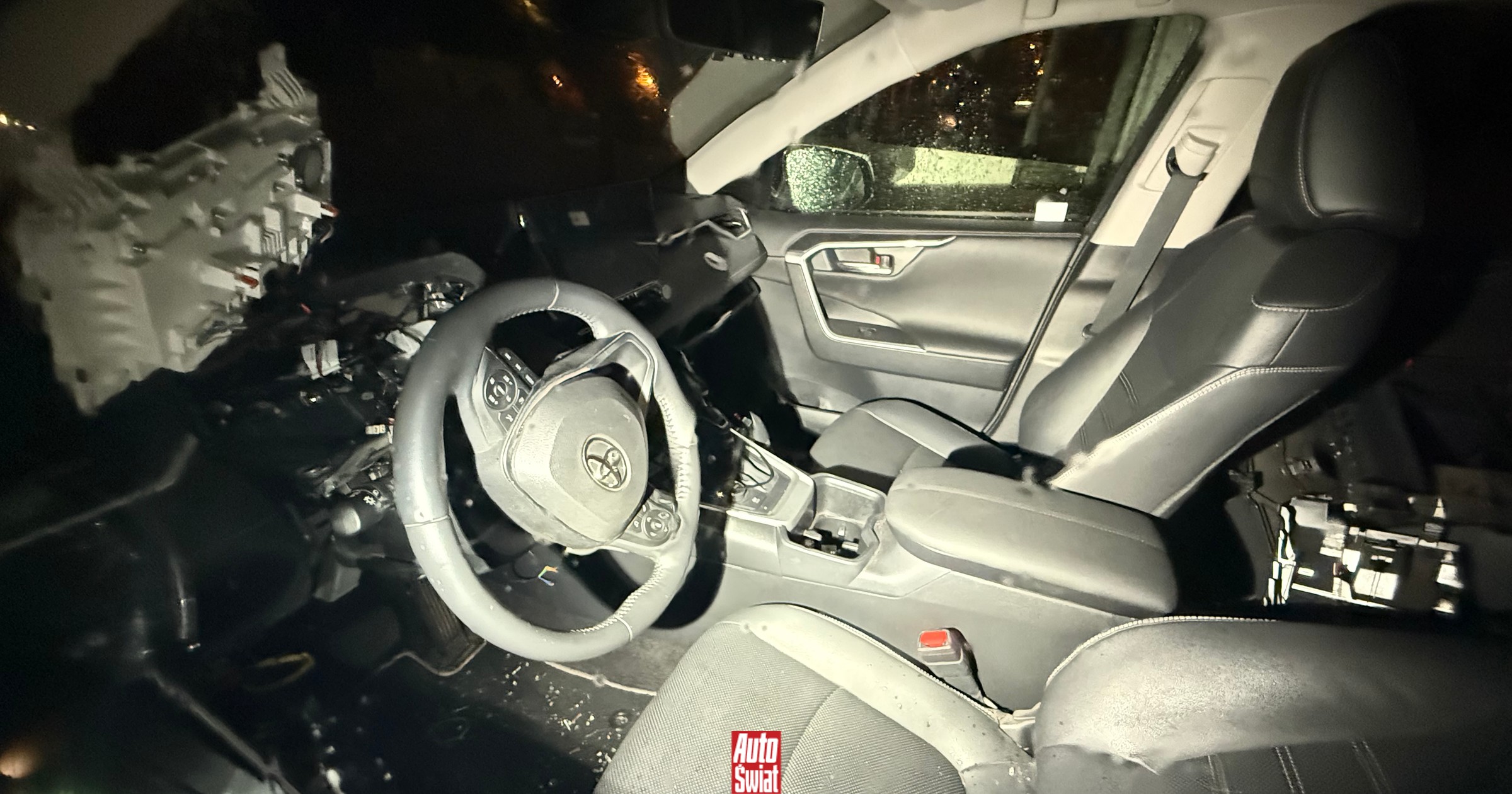 Złodziej chciał ukraść Toyotę mojego kolegi. Nie dał rady, ale zostawił pamiątkę. Opowiem wam, co na to policja