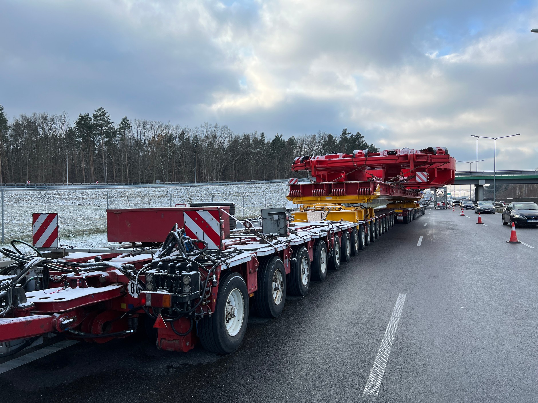 Transport gigantycznej maszyny czeka przed wjazdem do Warszawy na drodze ekspresowej S8 w pobliżu węzła Janki
