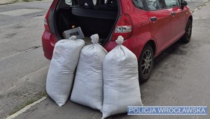 Policjanci postanowili przyjrzeć się czerwonej Hondzie. W małym aucie były aż trzy wielkie worki