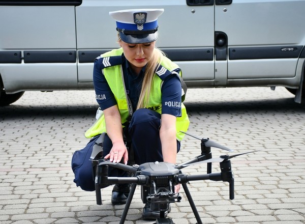 Policjanci prowadzili akcję tylko na jednym skrzyżowaniu. Mandaty dosłownie spadały z nieba [WIDEO]