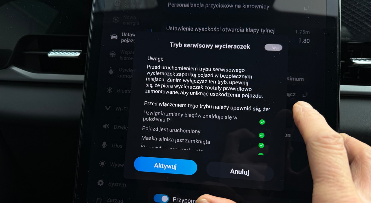 Niektóre auta mają tryb serwisowy wycieraczek. Jeśli jest, warto z niego korzystać