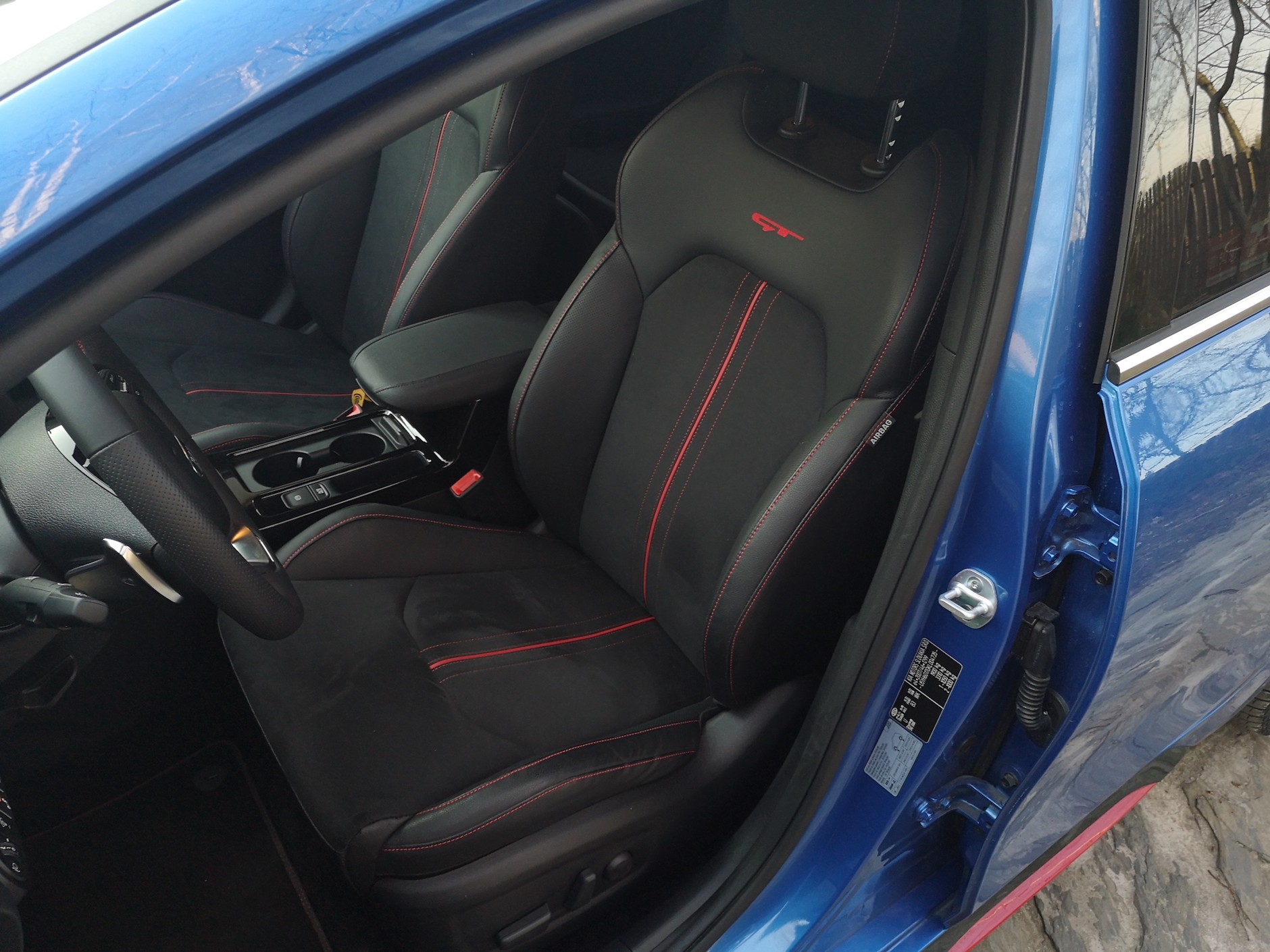 Fotele sportowe są sportowymi głównie z nazwy, one są po prostu całkiem wygodne i dość obszerne