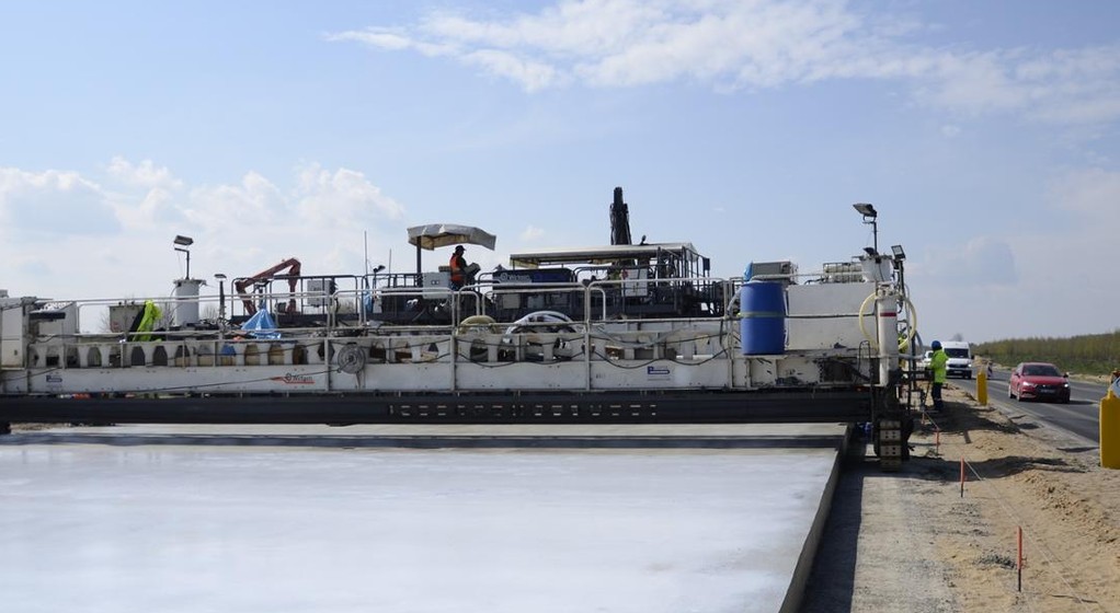 Budowa dróg — jaki rodzaj nawierzchni, tj. beton czy asfalt, częściej wybierają wykonawcy?