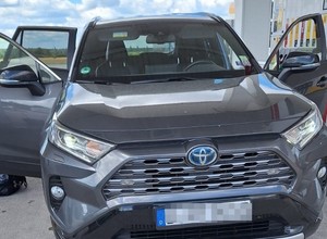 Na stacji paliw stała porzucona Toyota RAV4. Zainteresowała się nią Straż Graniczna