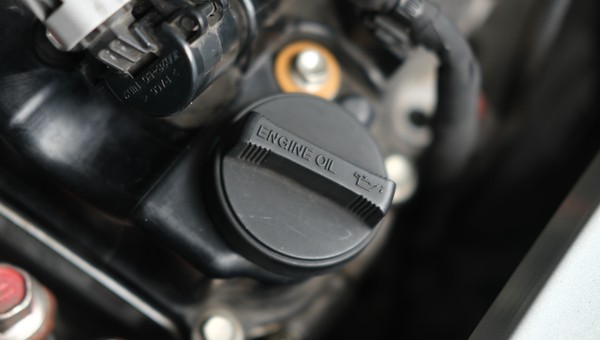Pokazał, jak wygląda silnik po wymianie oleju co 8000 km i co 16 000 km. Różnice są kolosalne