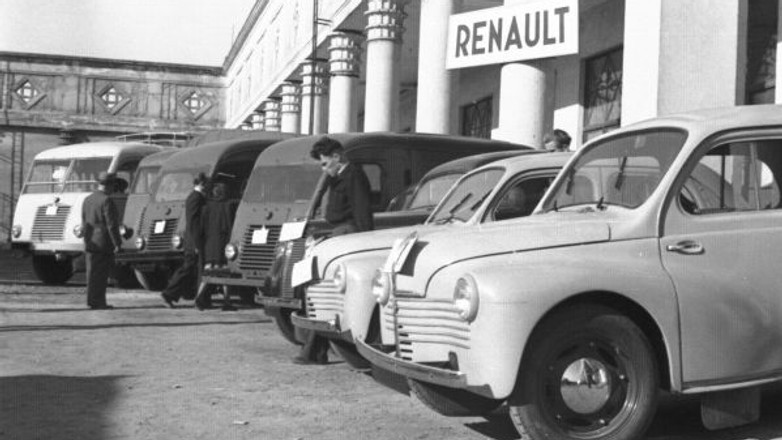 Stoisko Renault na Miedzynarodowych Targach Poznanskich 1948 r.