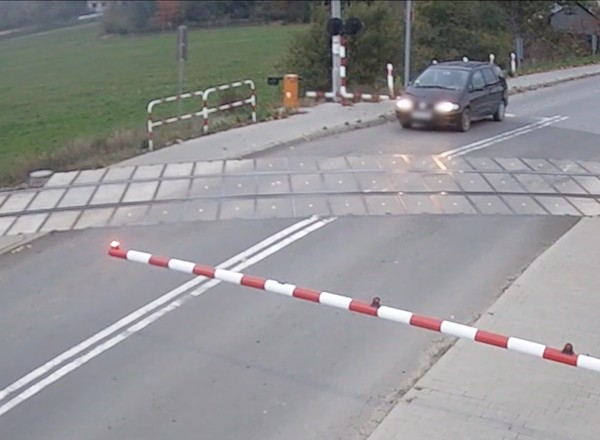 Musiał wyłamać szlaban. Walczył o życie. Sprawa oparła się o sąd [WIDEO]