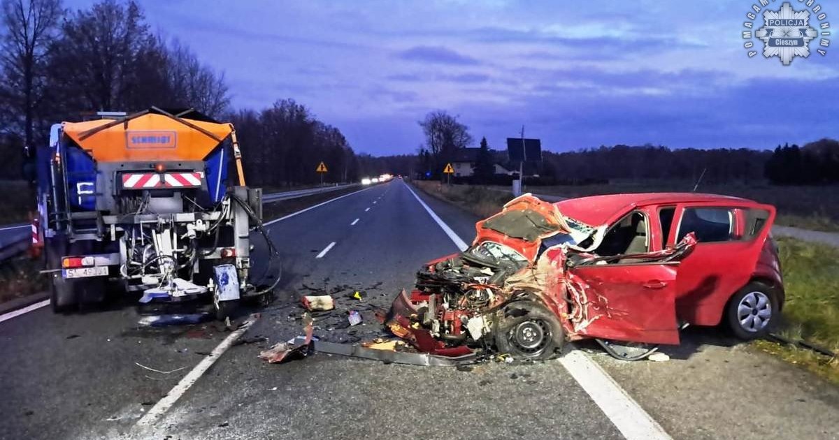  Spadł pierwszy śnieg i już zderzenie z piaskarką. Kierowca zawracał na DK81