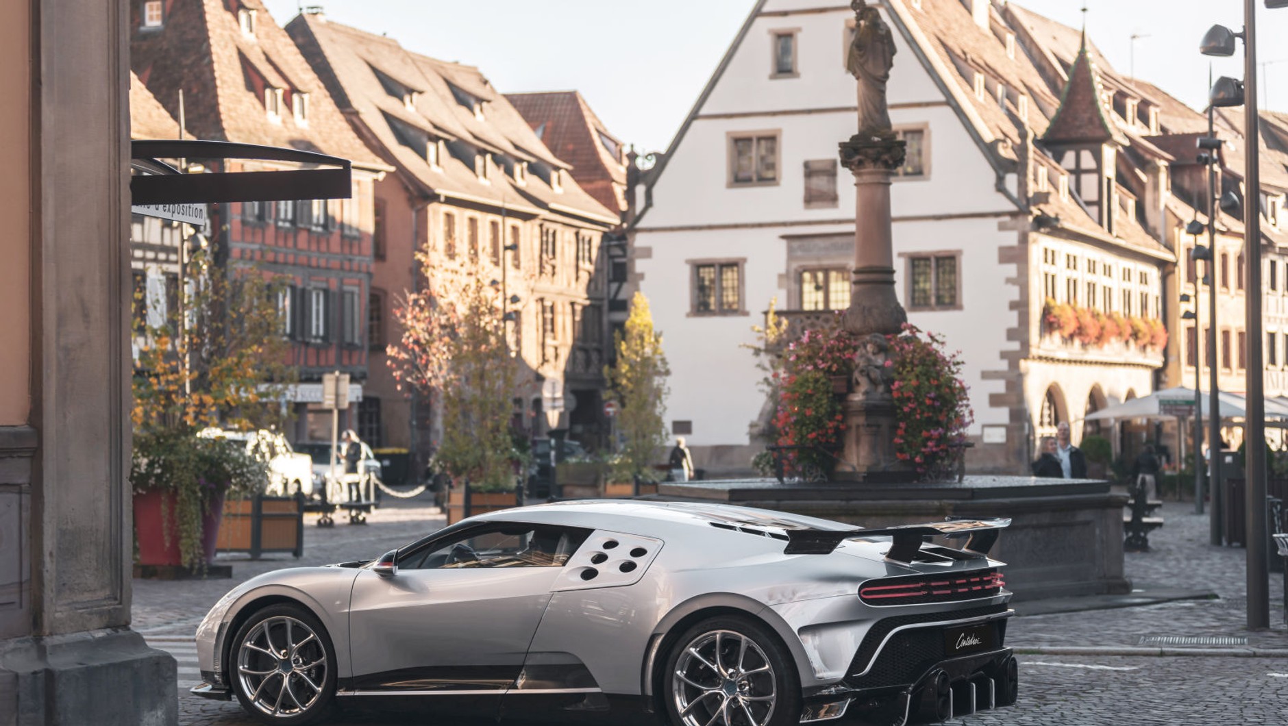 Bugatti Centodieci na teście w alzackim miasteczku Obernai