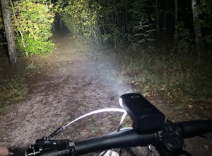 Nowoczesne lampki rowerowe - oświetlacze czy oślepiacze?