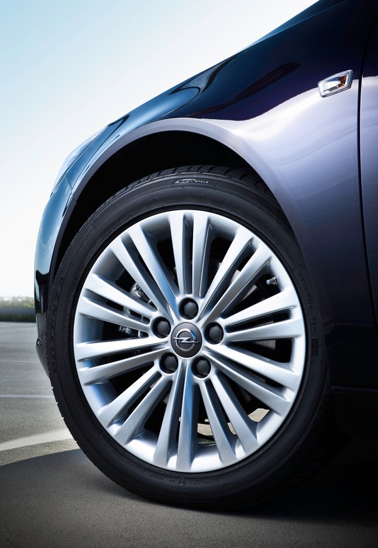 Opel Insignia z nowymi silnikami i wyposażeniem