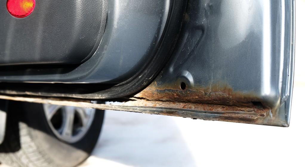 Skorodowane drzwi samochodu